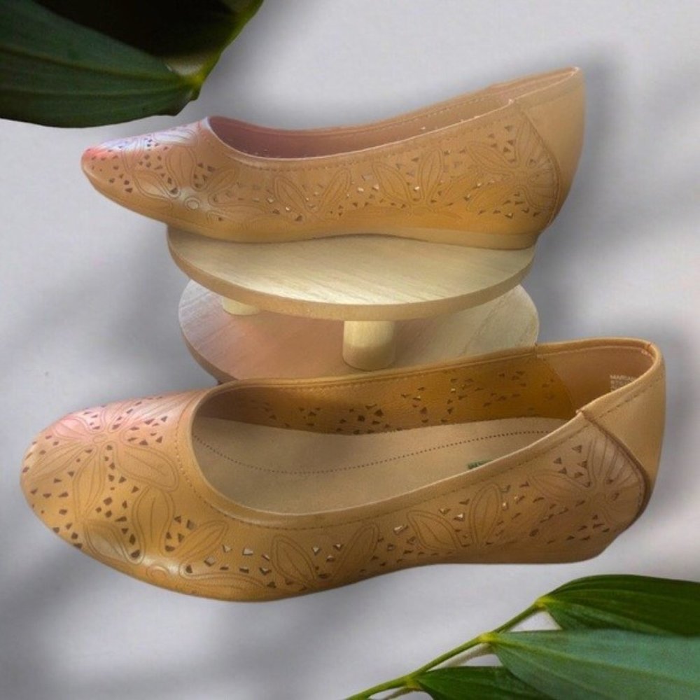 BareTraps Memory Foam Mariah Flats Slip On Size 7m Color Tan